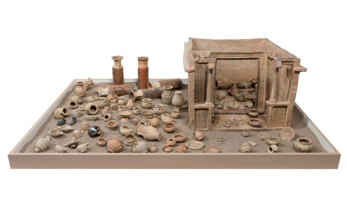 Ομοίωμα οικίσκου Αρχιδίκας (μέσα 6ου αι. π.Χ.). Αρχαιολογικό Μουσείο Θήρας (φωτ.: ΥΠΠΟΑ).