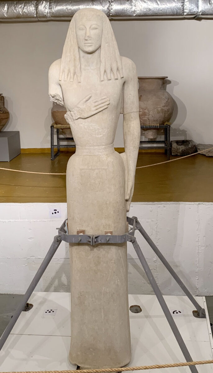 Η Αρχαϊκή Κόρη της Θήρας. Αρχαιολογικό Μουσείο Θήρας (φωτ.: ΥΠΠΟΑ).