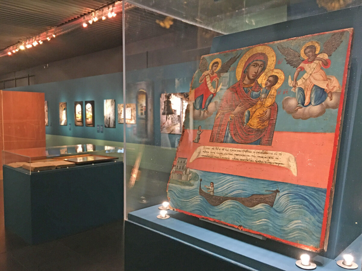 Άποψη της έκθεσης «Ο τελευταίος μοναχός των Στροφάδων» στο Μουσείο Μπενάκη Ελληνικού Πολιτισμού.