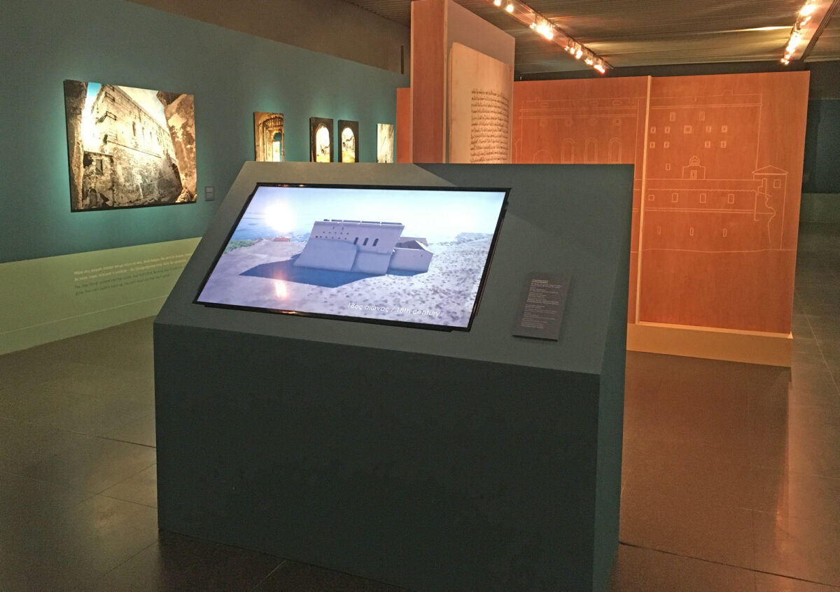 Άποψη της έκθεσης «Ο τελευταίος μοναχός των Στροφάδων» στο Μουσείο Μπενάκη Ελληνικού Πολιτισμού.