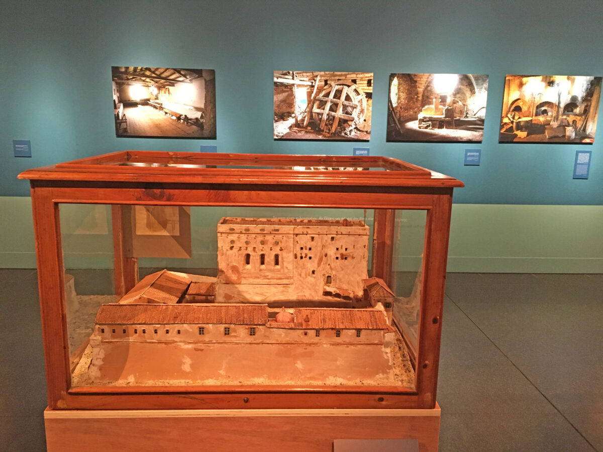 Άποψη της έκθεσης «Ο τελευταίος μοναχός των Στροφάδων» στο Μουσείο Μπενάκη Ελληνικού Πολιτισμού.