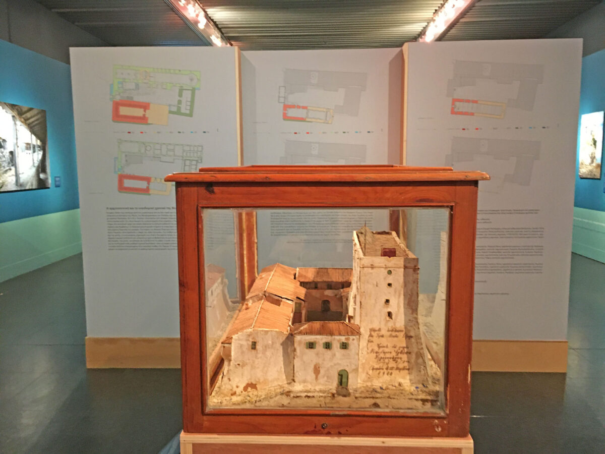 Άποψη της έκθεσης «Ο τελευταίος μοναχός των Στροφάδων» στο Μουσείο Μπενάκη Ελληνικού Πολιτισμού.