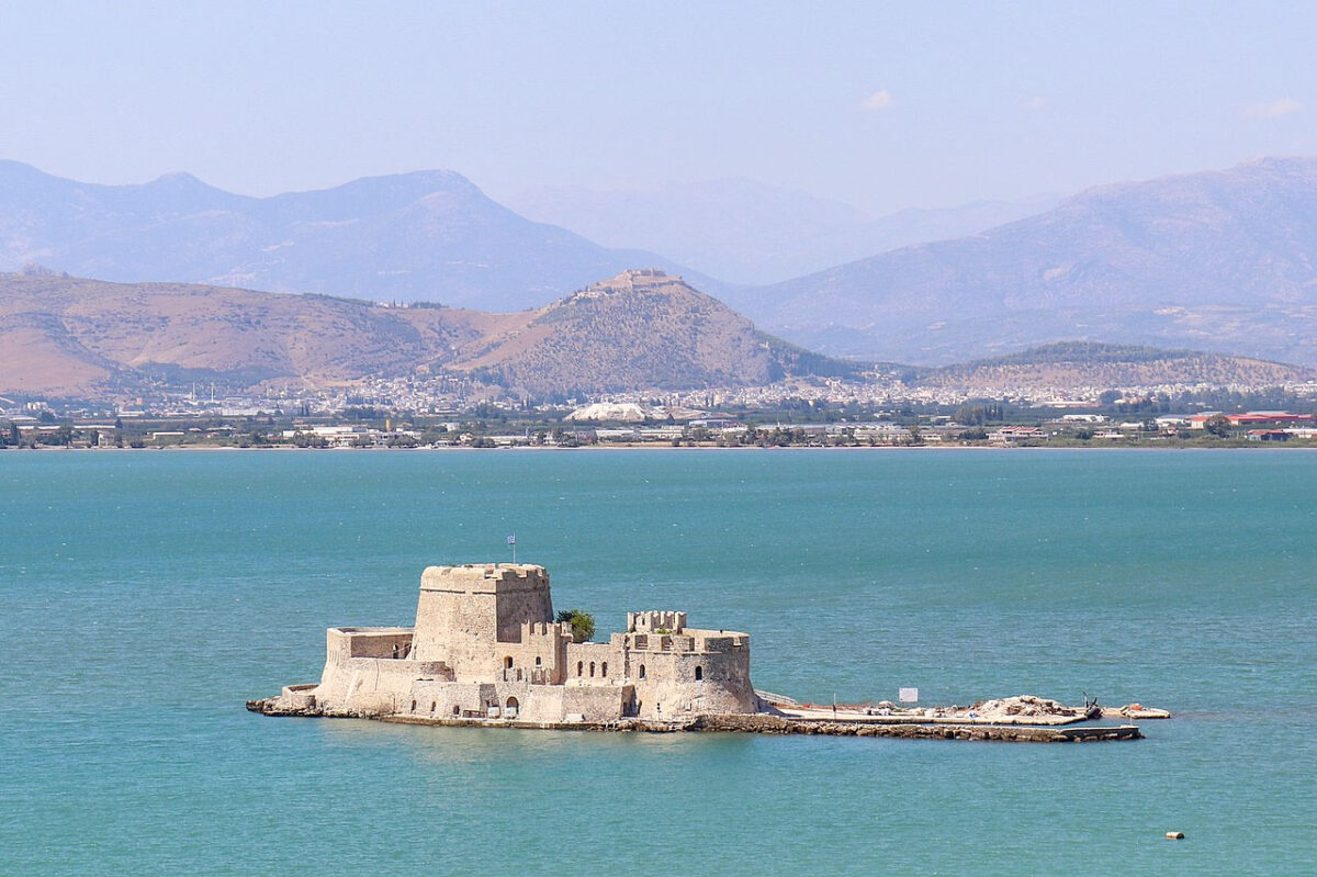 Η Λίνα Μενδώνη στο Μπούρτζι και στο Αρχαιολογικό Μουσείο Άργους