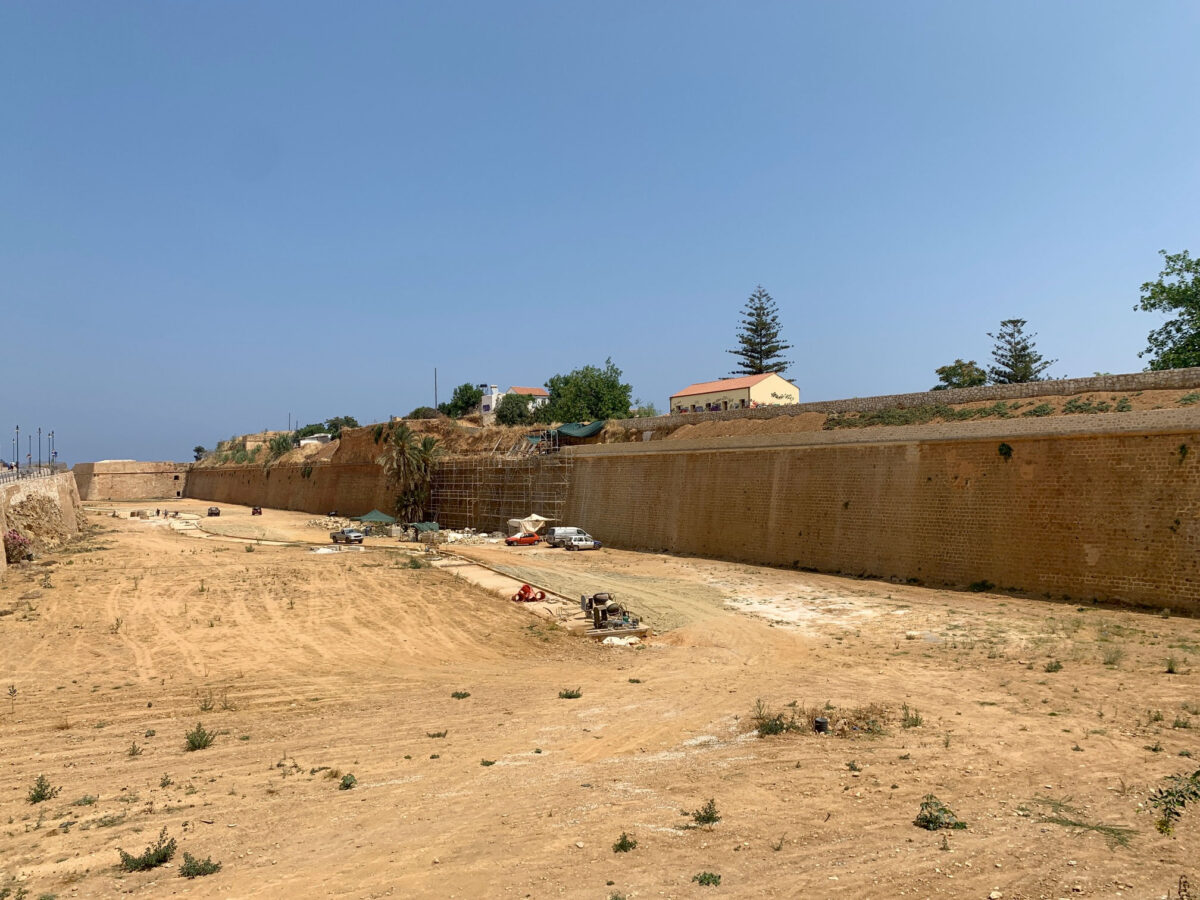 Η δυτική τάφρος του ενετικού τείχους των Χανίων (φωτ.: ΥΠΠΟΑ).