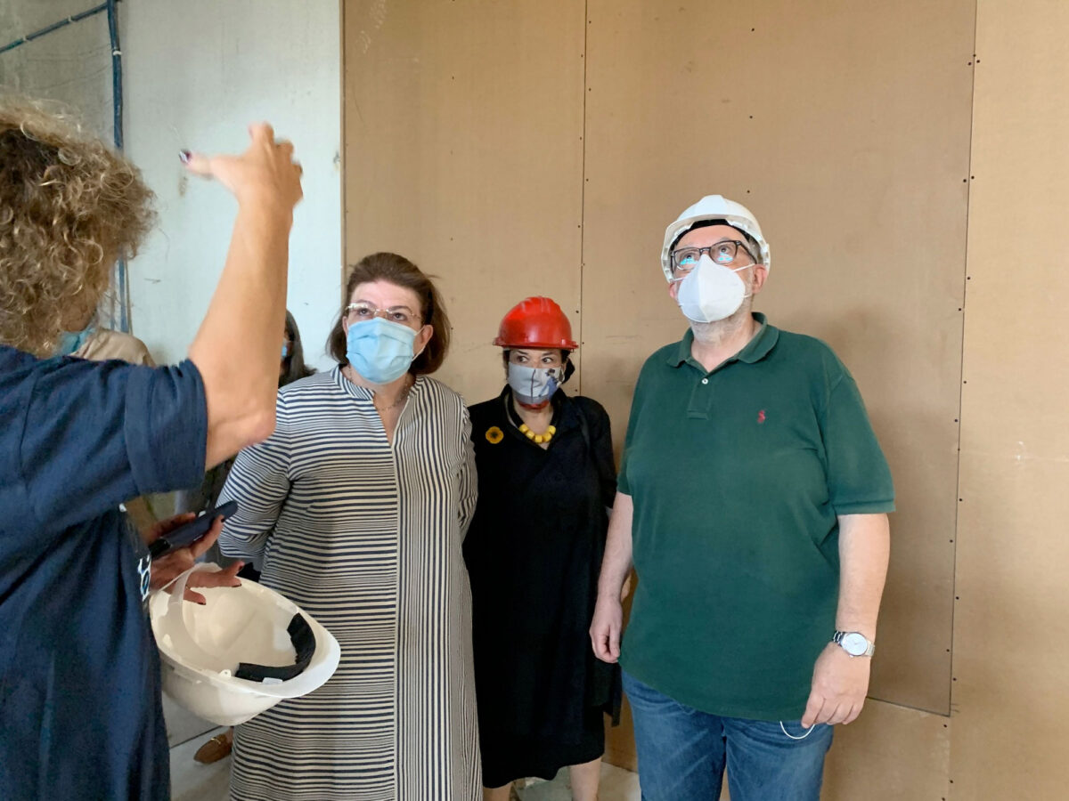 Στιγμιότυπο από την αυτοψία της Υπουργού Πολιτισμού και Αθλητισμού Λίνας Μενδώνη στο εργοτάξιο της Εθνικής Πινακοθήκης (φωτ.: ΥΠΠΟΑ).