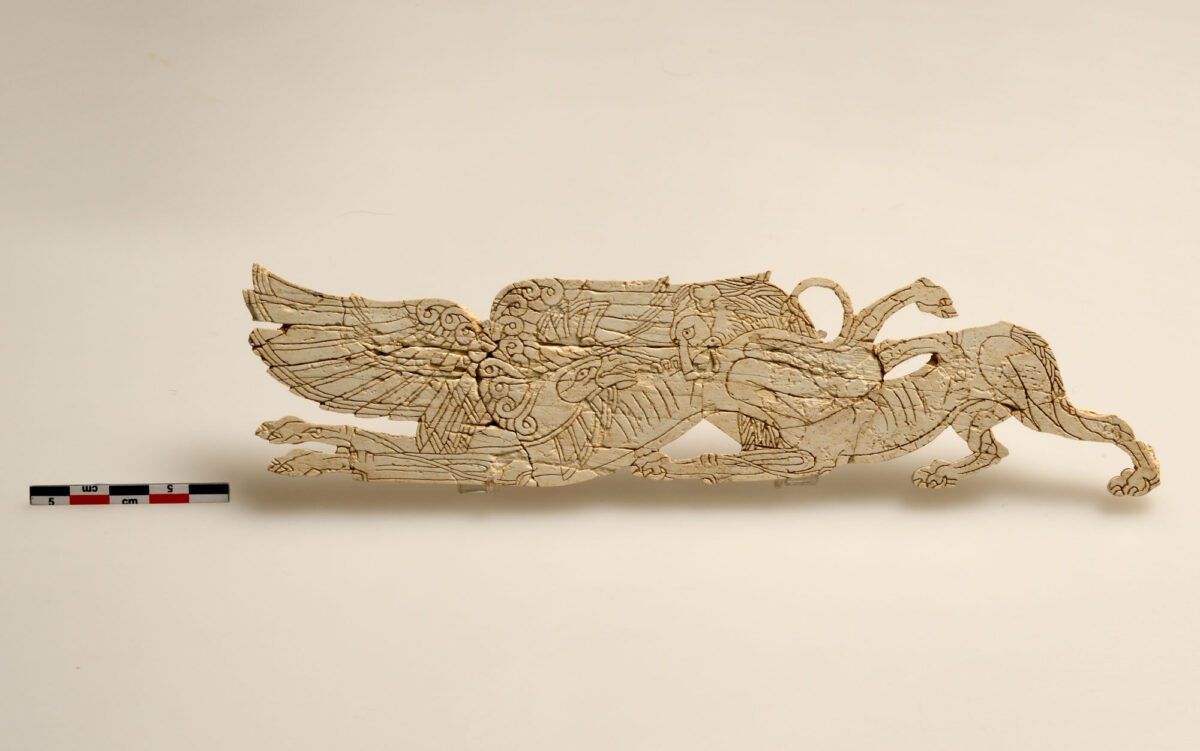 Εγχαράκτο πλακίδιο με πάλη λιονταριού με γρύπα. Δήλος, 14ος-13ος αι. π.Χ. © Εφορεία Αρχαιοτήτων Κυκλάδων, Κ. Ξενικάκης.