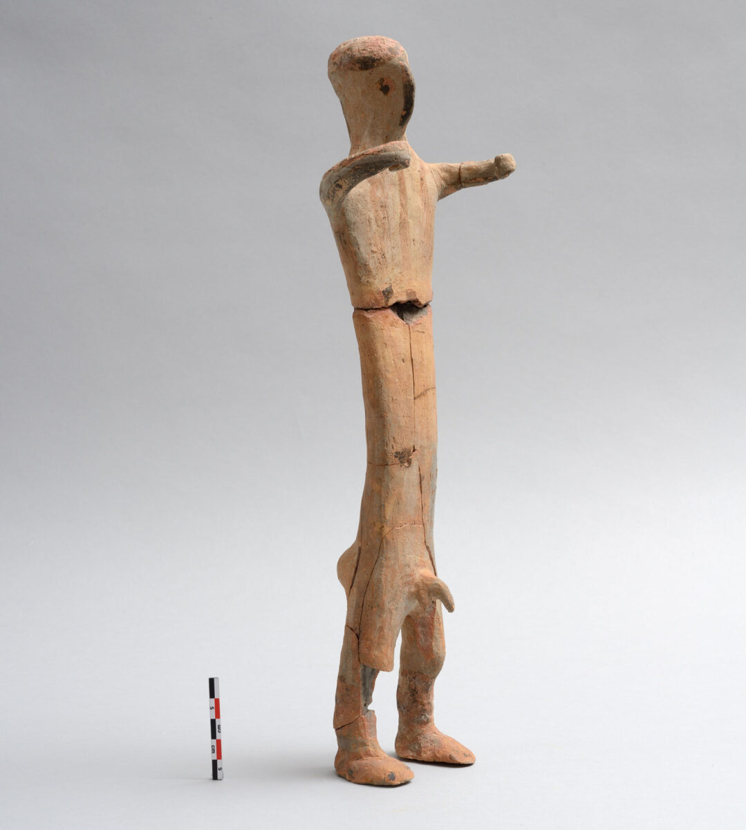 Ειδώλιο ανδρικής μορφής. Μήλος, β΄ μισό 14ου αι. π.Χ. © Εφορεία Αρχαιοτήτων Κυκλάδων, Κ. Ξενικάκης.