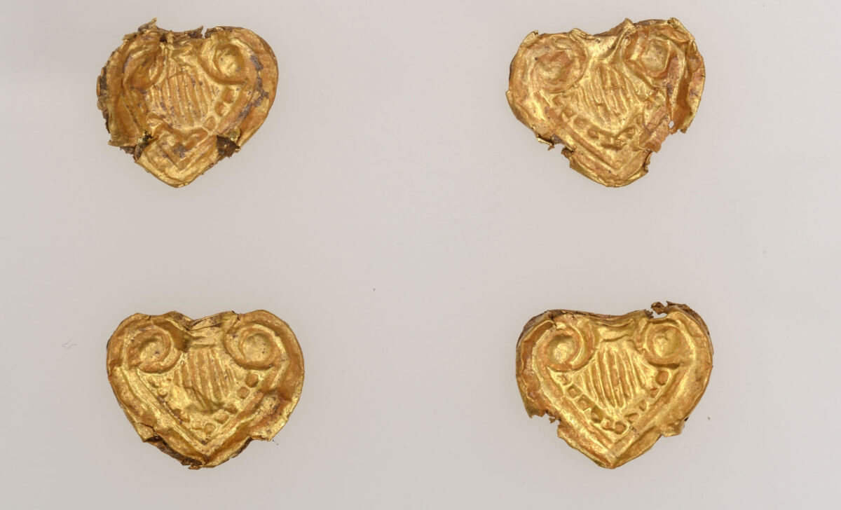 Χρυσά ελάσματα σε μορφή ταυροκεφαλής. Νάξος, 12ος/αρχές 11ου αι. π.Χ. © Εφορεία Αρχαιοτήτων Κυκλάδων, Κ. Ξενικάκης.