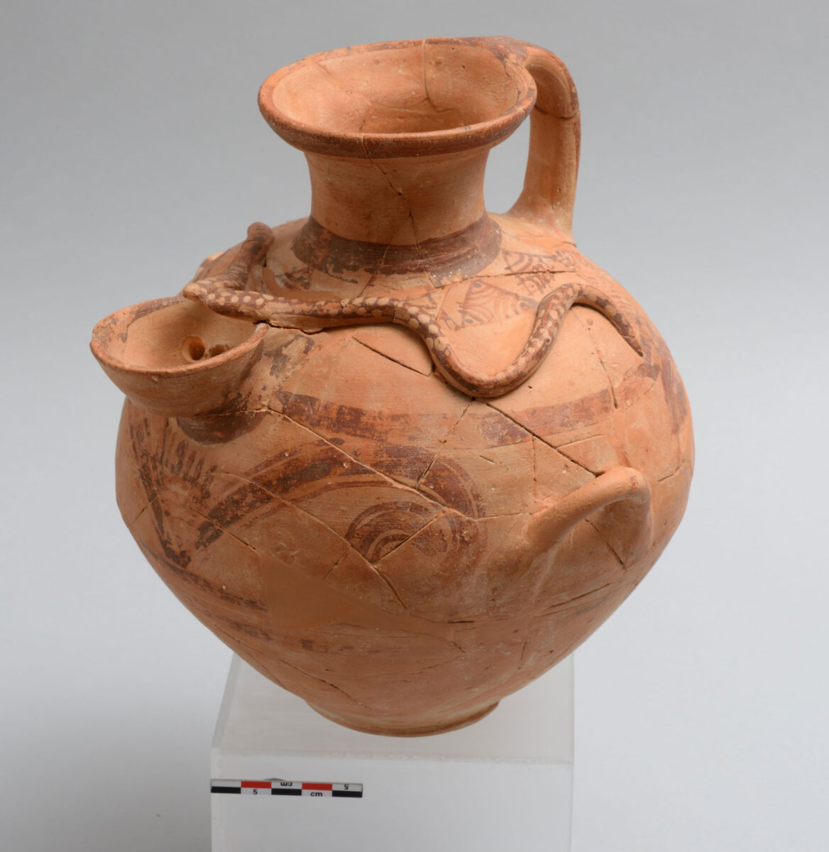 Υδρία με πλαστικά φίδια. Νάξος, 12ος/αρχές 11ου αι. π.Χ. © Εφορεία Αρχαιοτήτων Κυκλάδων, Κ. Ξενικάκης.