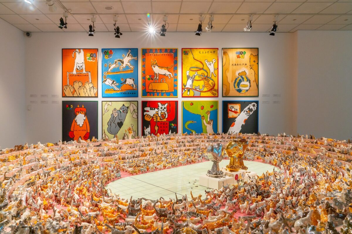  Νομπουάκι Τακεκάβα, «Τελετή έναρξης των Ολυμπιακών Αγώνων για γάτες» / «Αφίσες των ολυμπιακών Αγώνων για γάτες», ξύλο – κεραμικό / μεικτή τεχνική, 2019 (© ΥΠΠΟΑ/ΒΧΜ).