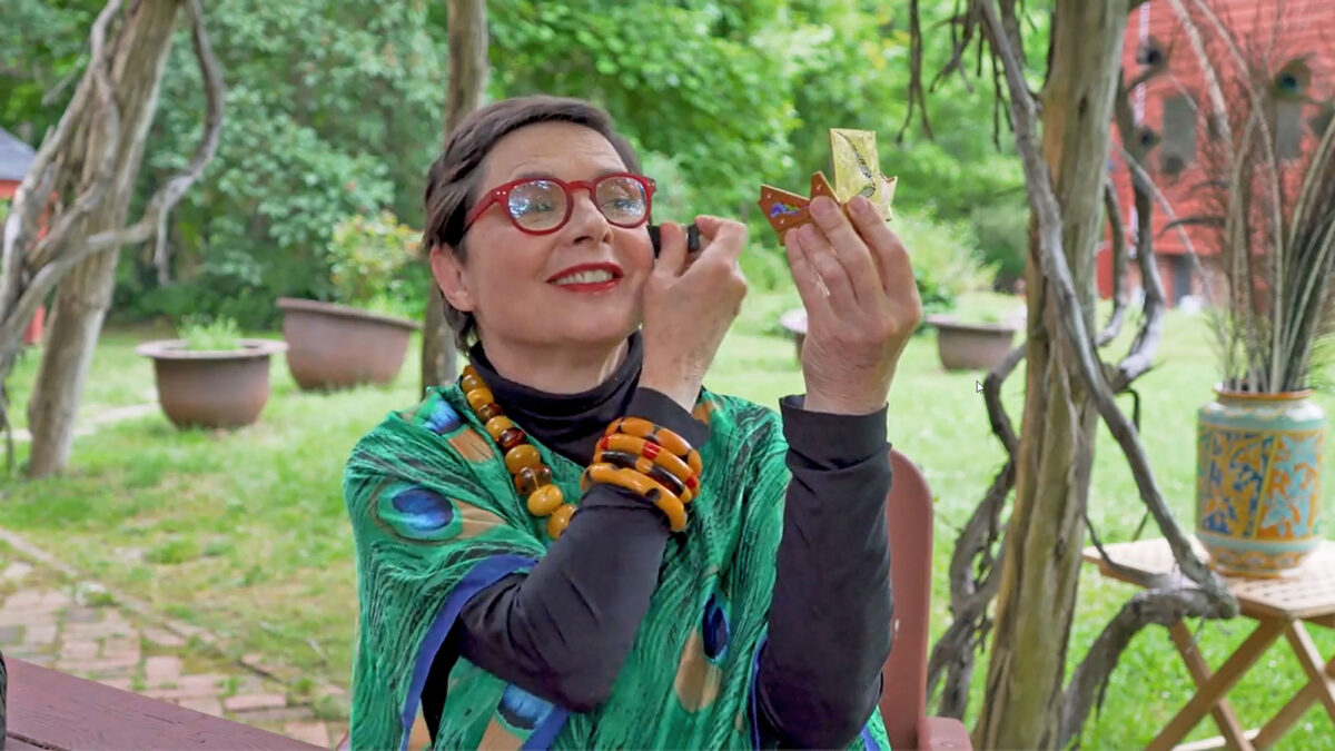 Η Ιζαμπέλα Ροσελίνι και ο Πολ Μάγκιντ μιλούν από ένα αγρόκτημα στην πολιτεία της Νέας Υόρκης για τη δύναμη της σαγήνης, στη δεύτερη ταινία τους με τίτλο «Darwin, What? What?».