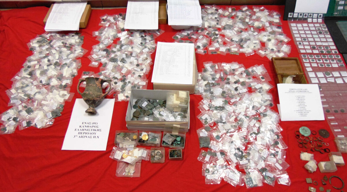 Κατά την αστυνομική έρευνα εντοπίστηκαν εκτός από τα νομίσματα, άλλα 69 αντικείμενα, όπως δαχτυλίδια, βραχιόλια, αιχμές βελών, ανθρώπινα ειδώλια, μενταγιόν κ.ά., και ένα αγγείο (κάνθαρος) της Ελληνιστικής περιόδου (φωτ.: ΕΛΑΣ).