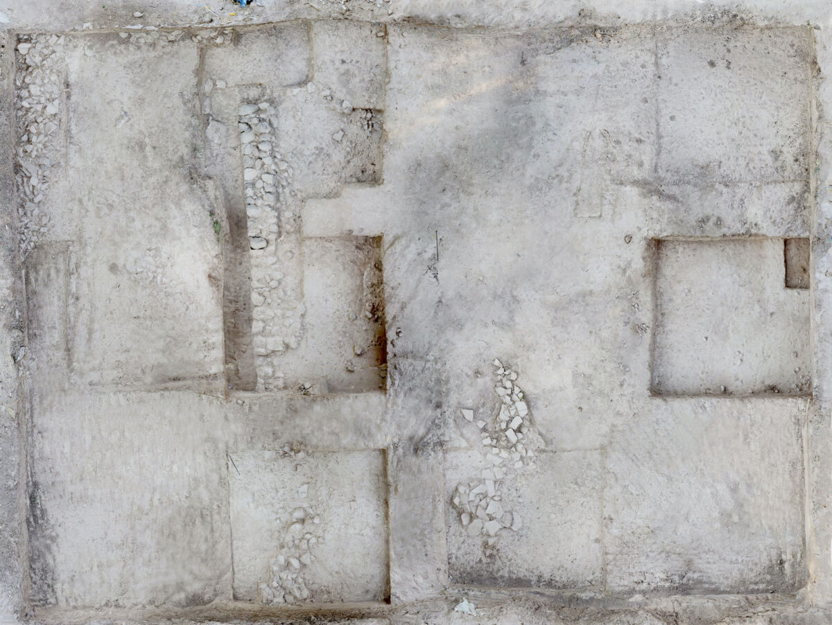 Γενική άποψη της ανασκαφής προς βορρά. Διακρίνεται το στρώμα καταστροφής της κεράμωσης του αρχαϊκού ναού (550 π.Χ.) σε διάφορα σημεία και ο τοίχος κτηρίου του 8ου αι. π.Χ. Φωτ.: ΥΠΠΟΑ.