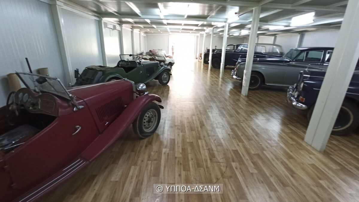 Τα αυτοκίνητα στον νέο χώρο φύλαξής τους (φωτ.: ΥΠΠΟΑ).