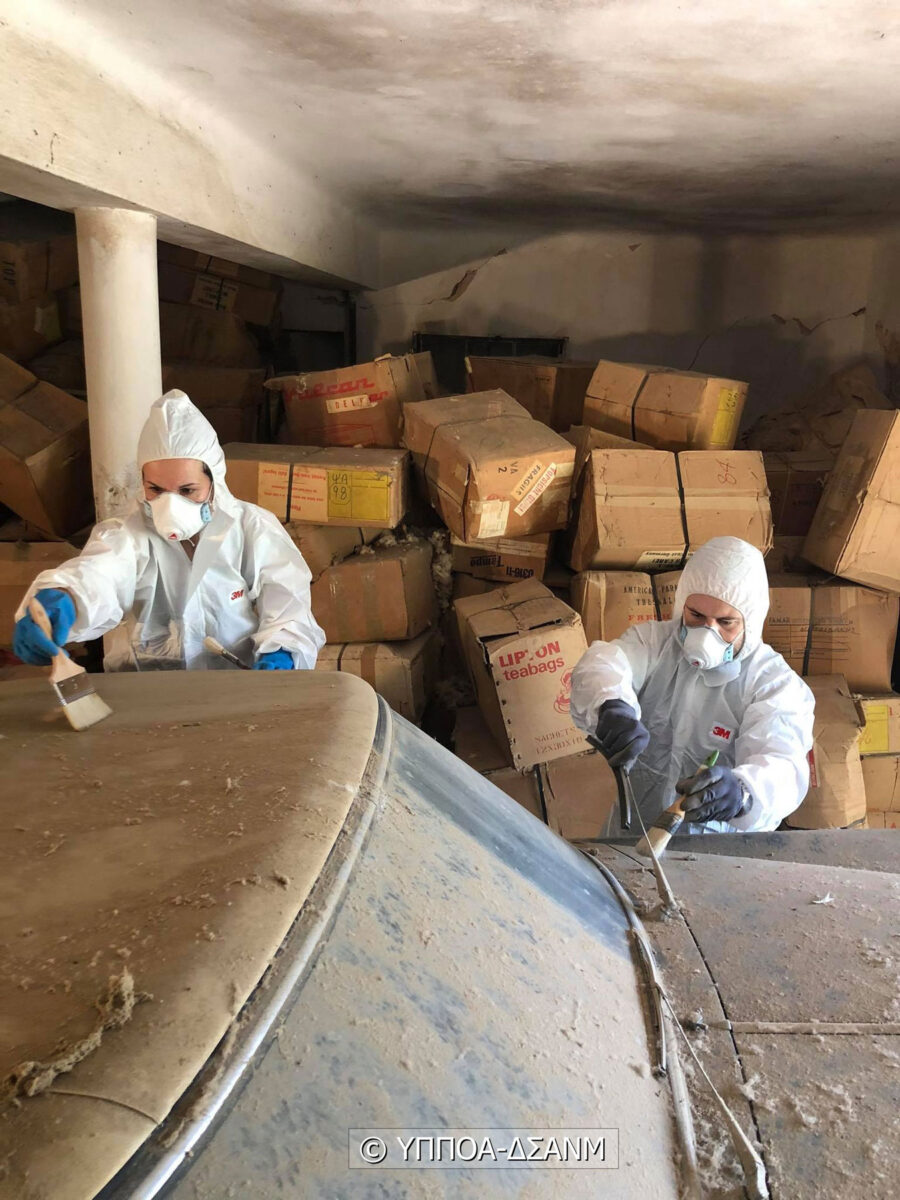 Τα οχήματα, οκτώ αυτοκίνητα και δύο ηλεκτροκίνητα τρίκυκλα, δέχθηκαν το προηγούμενο διάστημα σωστικές επεμβάσεις από κλιμάκιο συντηρητών του Υπουργείου Πολιτισμού (φωτ.: ΥΠΠΟΑ).