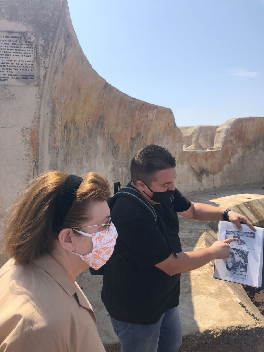 Ξενάγηση στον ακουστικό τοίχο, στο όρος Πατέλα της Λέρου (φωτ.: ΥΠΠΟΑ).