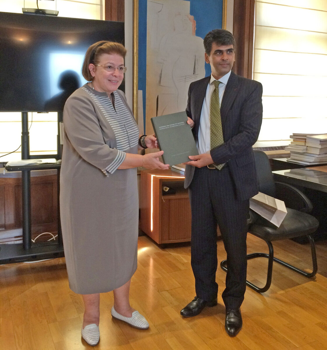 Συνάντηση της Λίνας Μενδώνη με τον πρέσβη του Αφγανιστάν