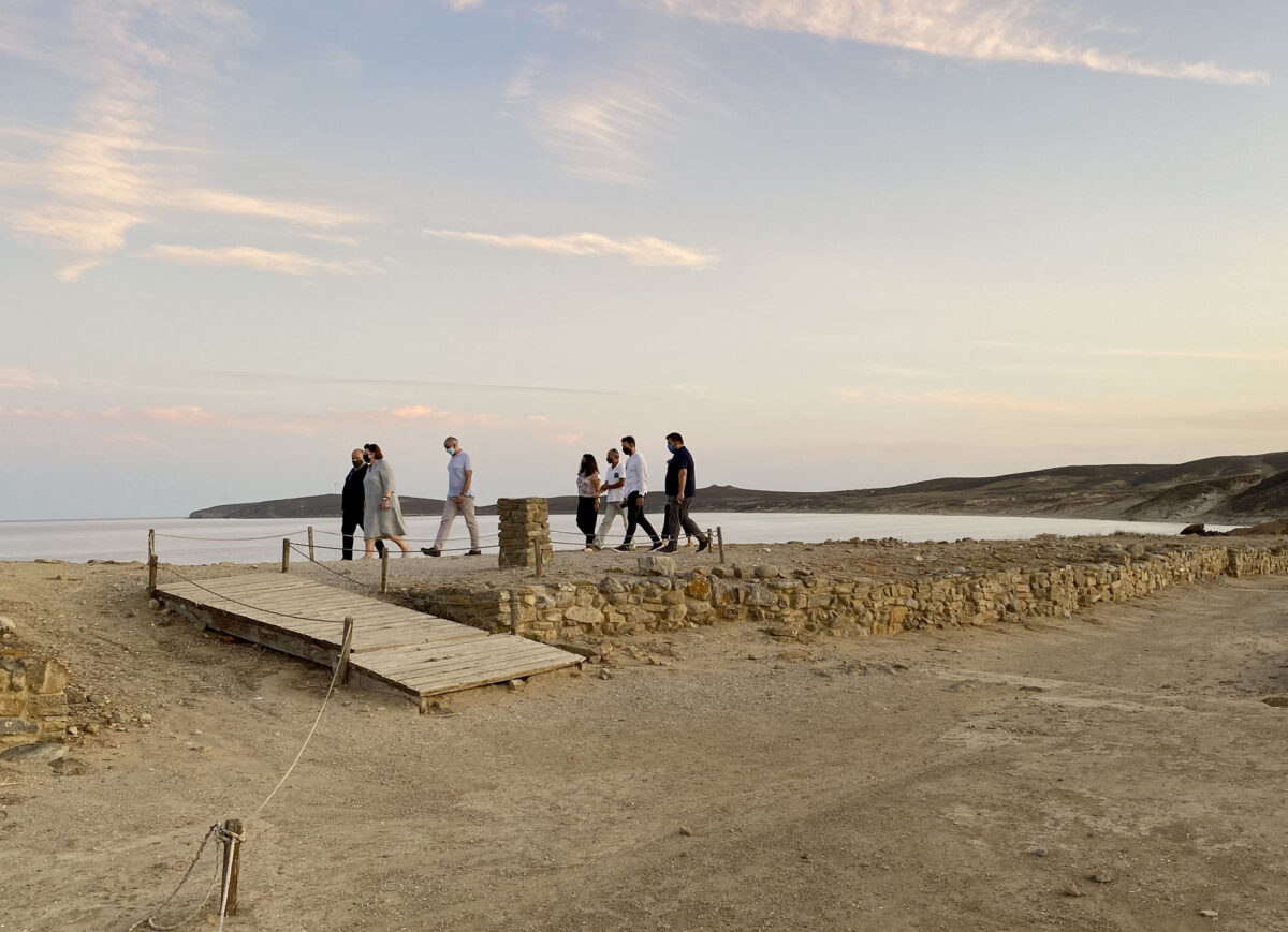 Η Υπουργός Πολιτισμού και Αθλητισμού επισκέφθηκε, μεταξύ άλλων, τον αρχαιολογικό χώρο της Πολιόχνης (φωτ.: ΥΠΠΟΑ).