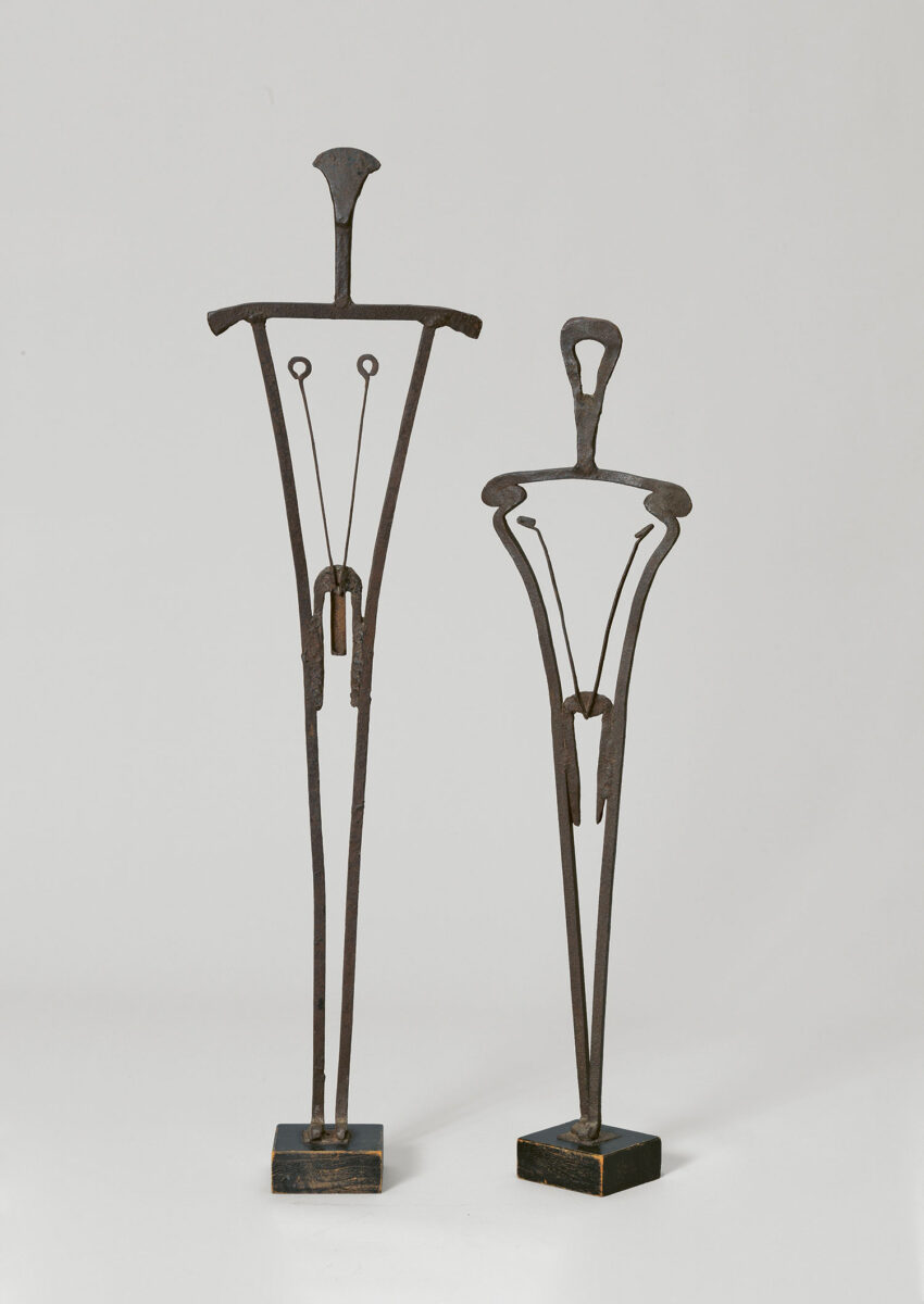 Takis, «Οιδίπους και Αντιγόνη» (Oedipus and Antigone), 1953. Σίδερο, ξύλο. 118,1x31,2x12,3 εκ. 105x24,5x11,4 εκ. Tate. Αποκτήθηκε με τη βοήθεια των Tate International Council, Tate Members, Tate Patrons και με την υποστήριξη του Art Fund 2019. Φωτ.: Andrew Dunkley και Mark Heathcote, Tate Photography.