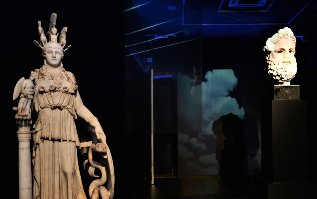 Αγαλμάτιο της θεάς Αθηνάς και μαρμάρινη κεφαλή αγάλματος υπερφυσικού μεγέθους, πιθανώς του Παντεπόπτη Δία (φωτ.: ΕΑΜ).
