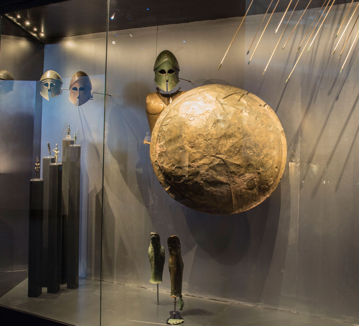 Άποψη της έκθεσης «Οι Μεγάλες Νίκες. Στα Όρια του Μύθου και της Ιστορίας» στο Εθνικό Αρχαιολογικό Μουσείο (φωτ.: ΕΑΜ).