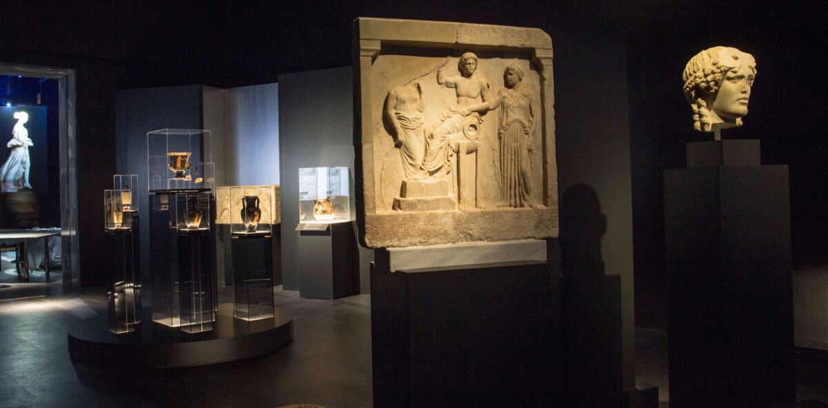 Άποψη της έκθεσης «Οι Μεγάλες Νίκες. Στα Όρια του Μύθου και της Ιστορίας» στο Εθνικό Αρχαιολογικό Μουσείο (φωτ.: ΕΑΜ).