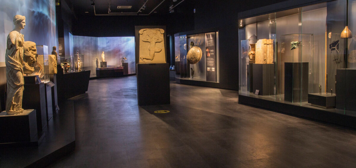 Άποψη της έκθεσης «Οι Μεγάλες Νίκες. Στα Όρια του Μύθου και της Ιστορίας» στο Εθνικό Αρχαιολογικό Μουσείο (φωτ.: ΕΑΜ).