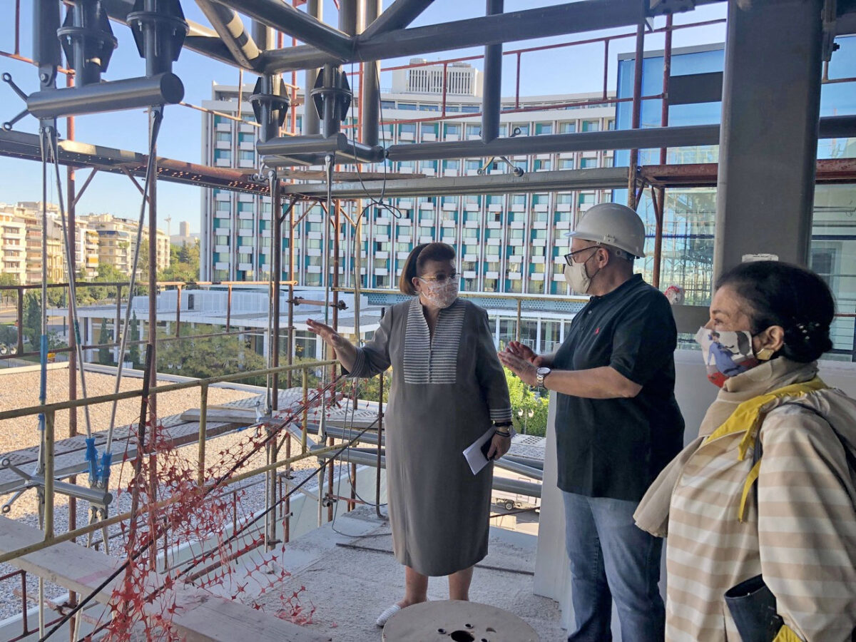 Η υπουργός Πολιτισμού και Αθλητισμού Λίνα Μενδώνη στο εργοτάξιο της Εθνικής Πινακοθήκης (φωτ.: ΥΠΠΟΑ).