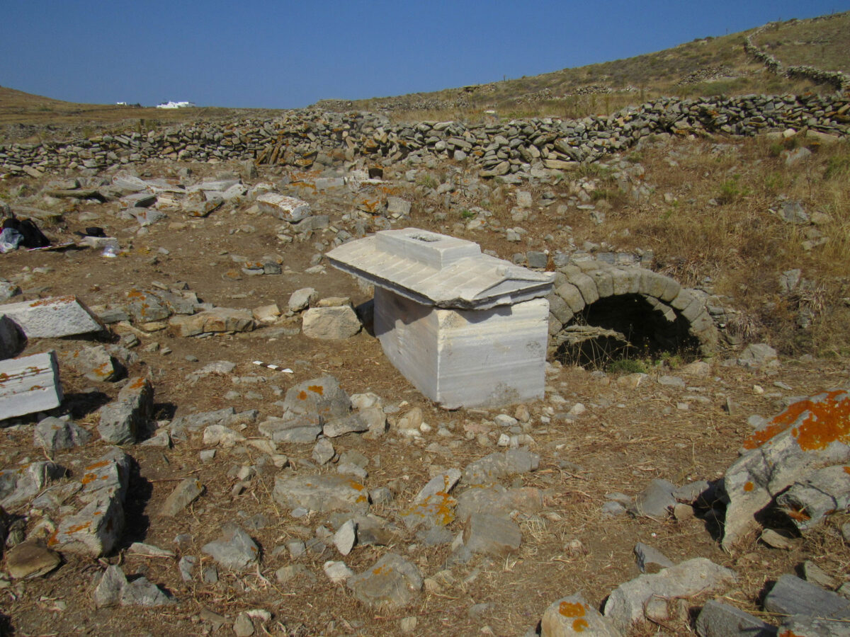 Ταφικός περίβολος με τη σαρκοφάγο της Ρωμαίας Τερτίας Ωραρίας Τρυφέρας και δεξαμενή για τις ταφικές τελετουργίες (φωτ.: ΥΠΠΟΑ).