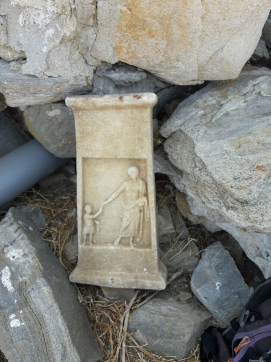 Επιτύμβια στήλη που εντοπίστηκε κατά τη φετινή περίοδο έρευνας στη Ρήνεια (φωτ.: ΥΠΠΟΑ).