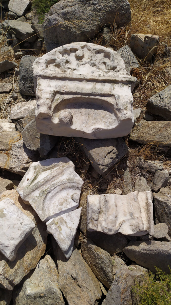 Τμήματα επιτύμβιας στήλης που εντοπίστηκαν κατά τη φετινή περίοδο έρευνας στη Ρήνεια (φωτ.: ΥΠΠΟΑ).