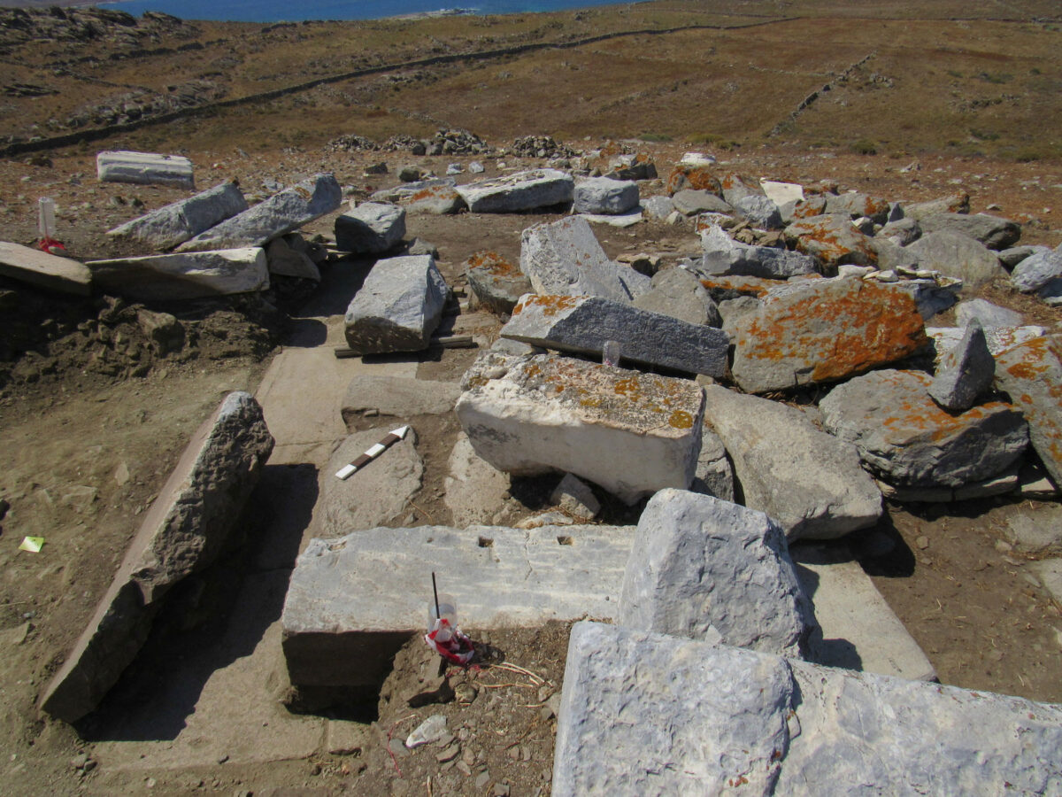 Θεμέλιο και αρχιτεκτονικά μέλη κατασκευής, πιθανώς μνημειακού βωμού, στη θέση Χωμασοβούνι (φωτ.: ΥΠΠΟΑ).