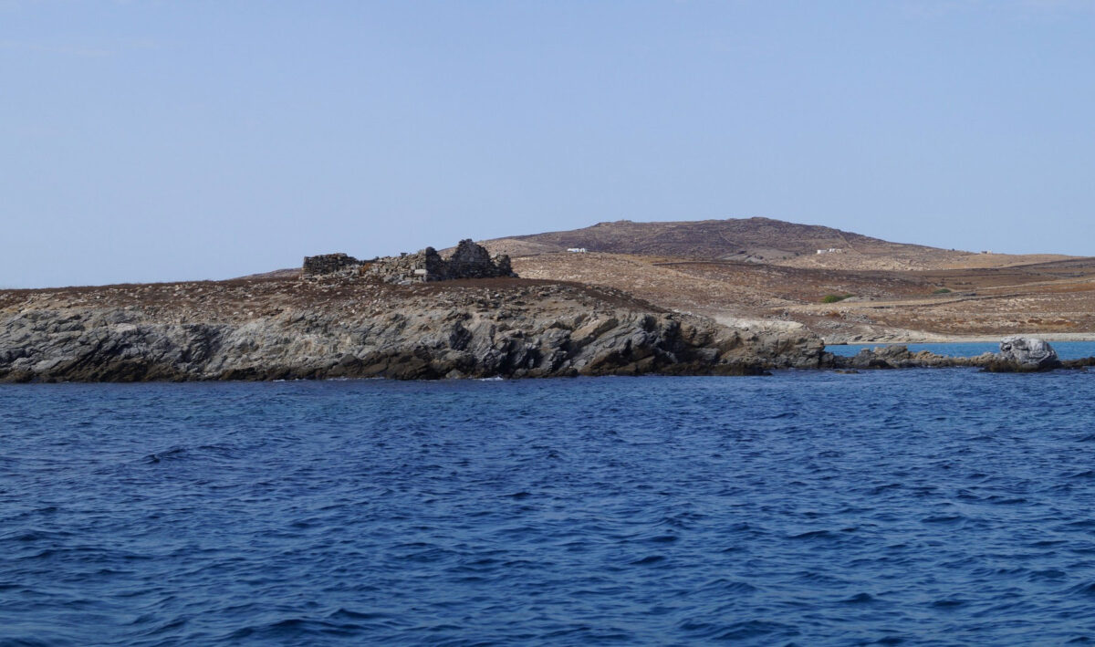 Ερείπια των εγκαταστάσεων του λοιμοκαθαρτηρίου Δήλου (Ρήνειας) στη θέση Καραντίνα (φωτ.: ΥΠΠΟΑ).