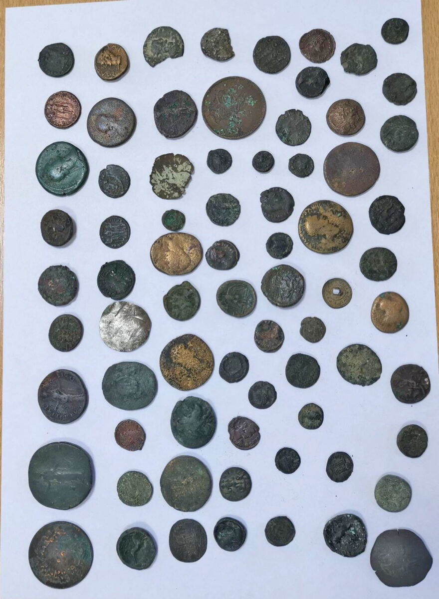 Τα αρχαία νομίσματα που κατασχέθηκαν στις Σέρρες (φωτ.: Ελληνική Αστυνομία).