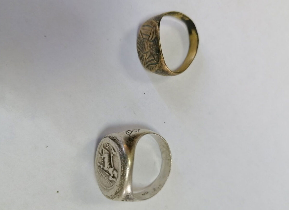 Τα δαχτυλίδια που κατασχέθηκαν στις Σέρρες (φωτ.: Ελληνική Αστυνομία).