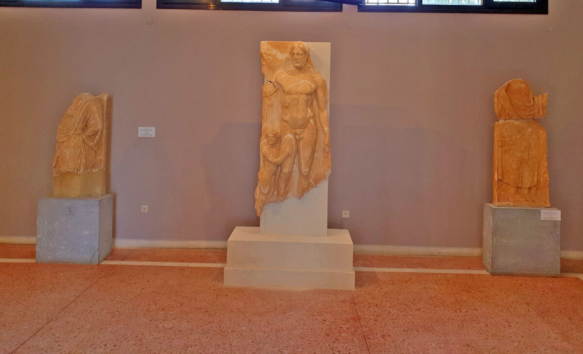 Η επιτύμβια στήλη από την ανασκαφή στο Ξώμπουργκο της Τήνου (φωτ.: ΥΠΠΟΑ).