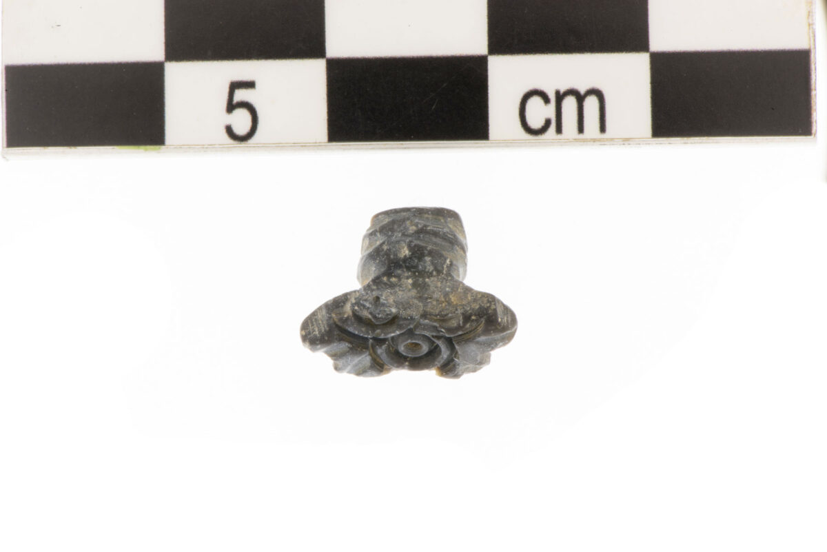 Ζώμινθος. Σφραγίδα σε σχήμα άνθους, που χρονολογείται στην εποχή των πρώτων ανακτόρων (φωτ.: ΥΠΠΟΑ).