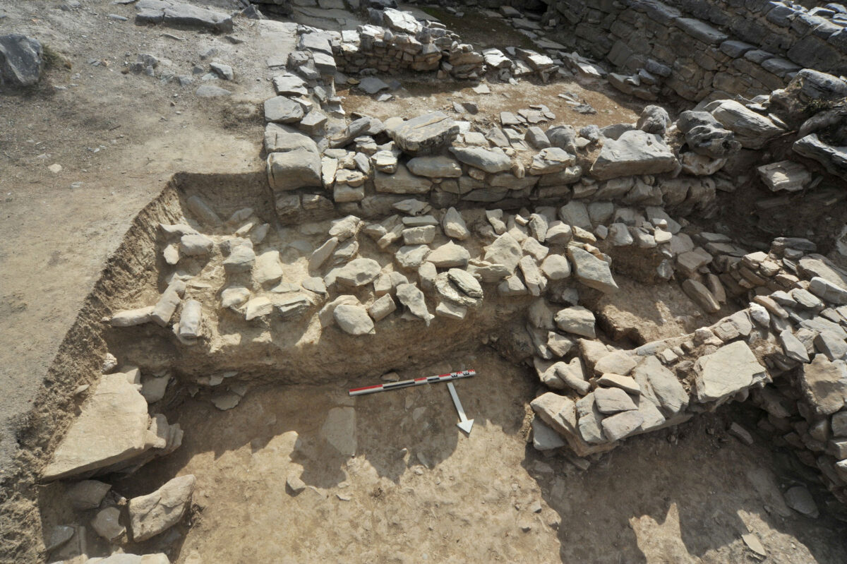 Ζώμινθος: Βωμός στρωμένος με λίθους (φωτ.: ΥΠΠΟΑ).