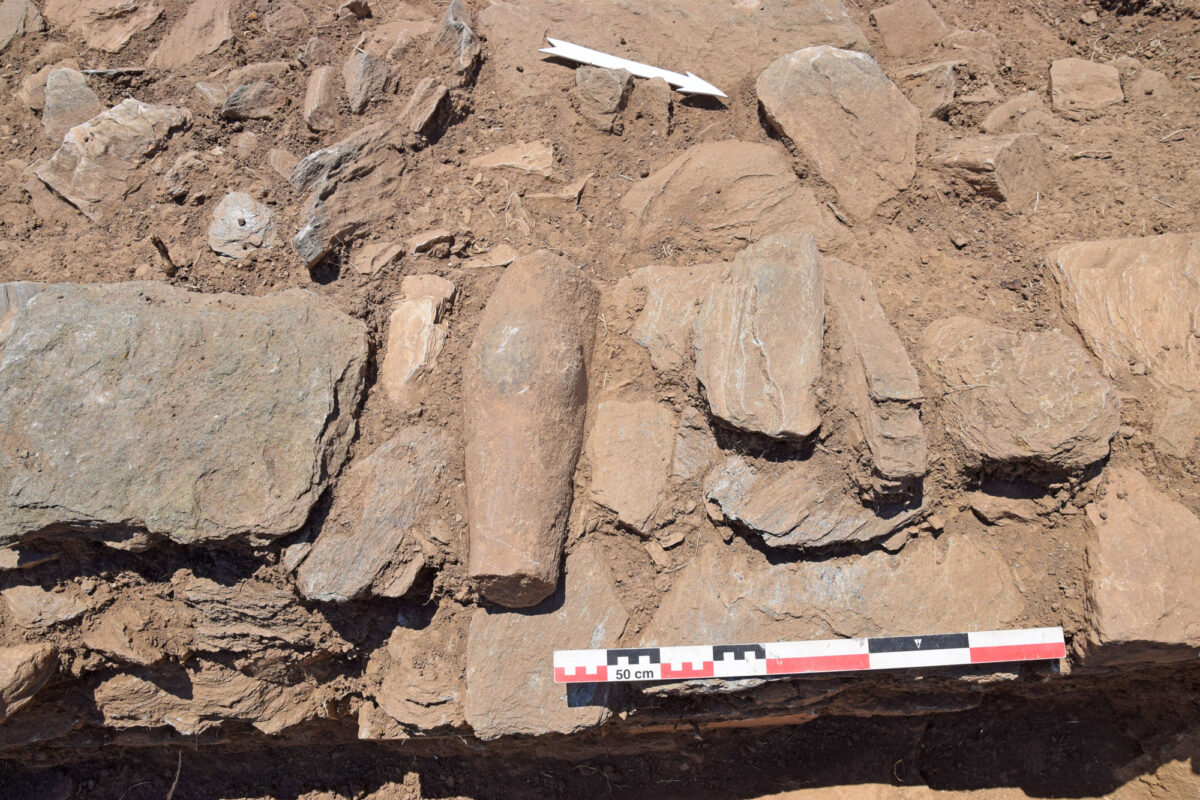 Εικ. 10. Κνήμη ανδρικού αγάλματος ενσωματωμένη σε τοίχο του Χώρου Γ του Κτηρίου 2.