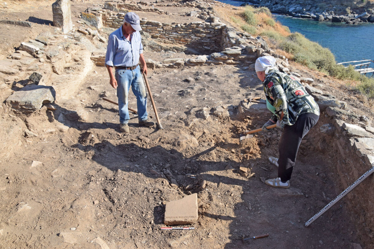 Εικ. 13. Αποκάλυψη τιμητικής επιγραφής στο στρώμα καταστροφής του Χώρου ΙΓ του Κτηρίου 2.