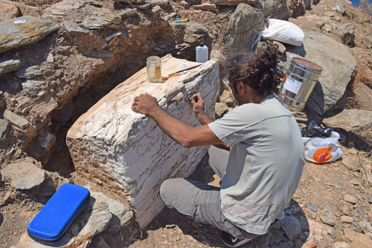 Εικ. 14. Μαρμάρινο βάθρο αγάλματος εντοιχισμένο στο οχυρωματικό τείχος των παλαιοχριστιανικών χρόνων (εδώ κατά τις εργασίες στερέωσης του μνημείου από τον συντηρητή Λευτέρη Κοσμίδη).