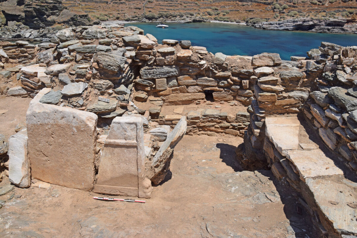 Εικ. 17. Μαρμάρινο τραπεζοφόρο σε δύο θραύσματα με απόληξη λεοντοπόδαρου, σε δεύτερη χρήση στο βόρειο κλίτος της εκκλησίας.