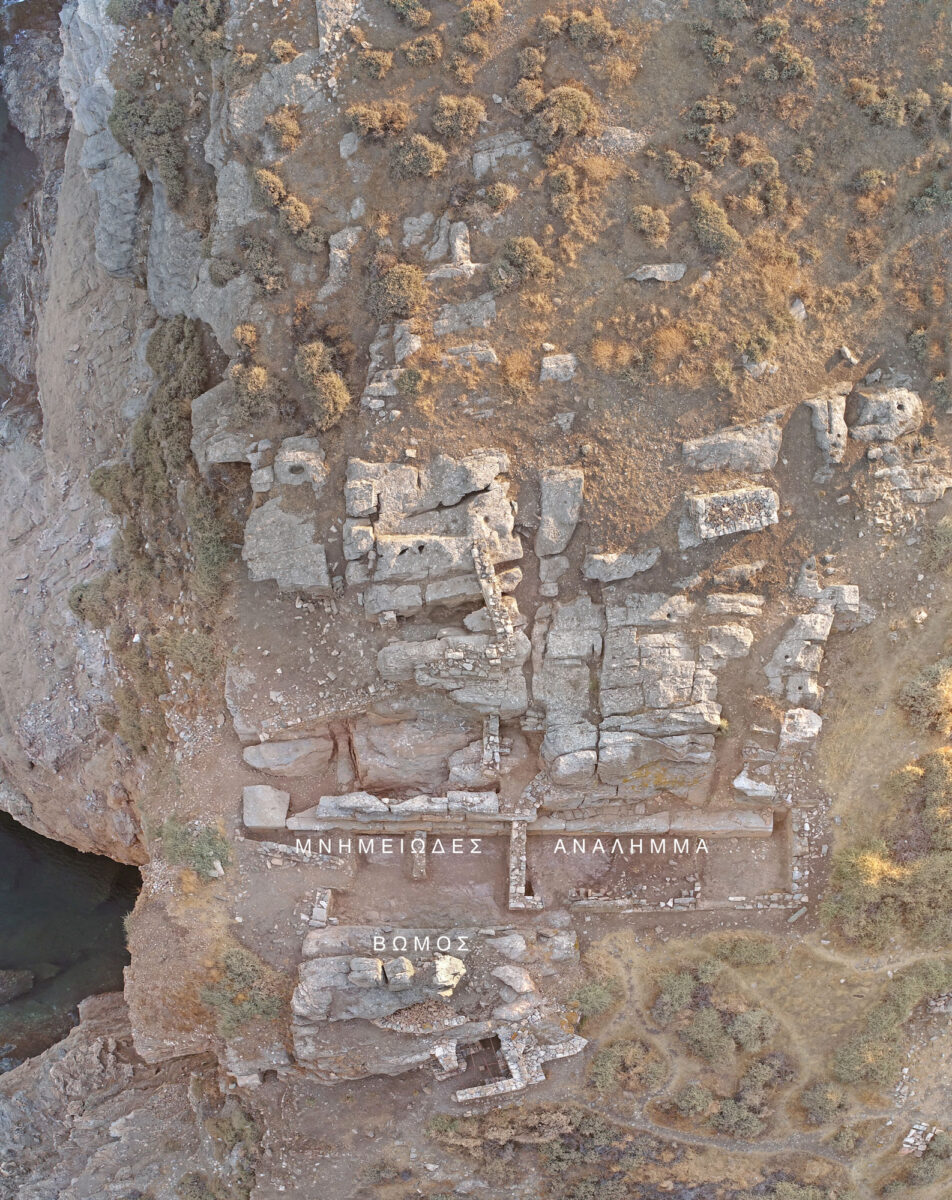 Εικ. 3. Αεροφωτογραφία της περιοχής του αρχαίου ιερού (φωτ.: Κώστας Ξενικάκης).