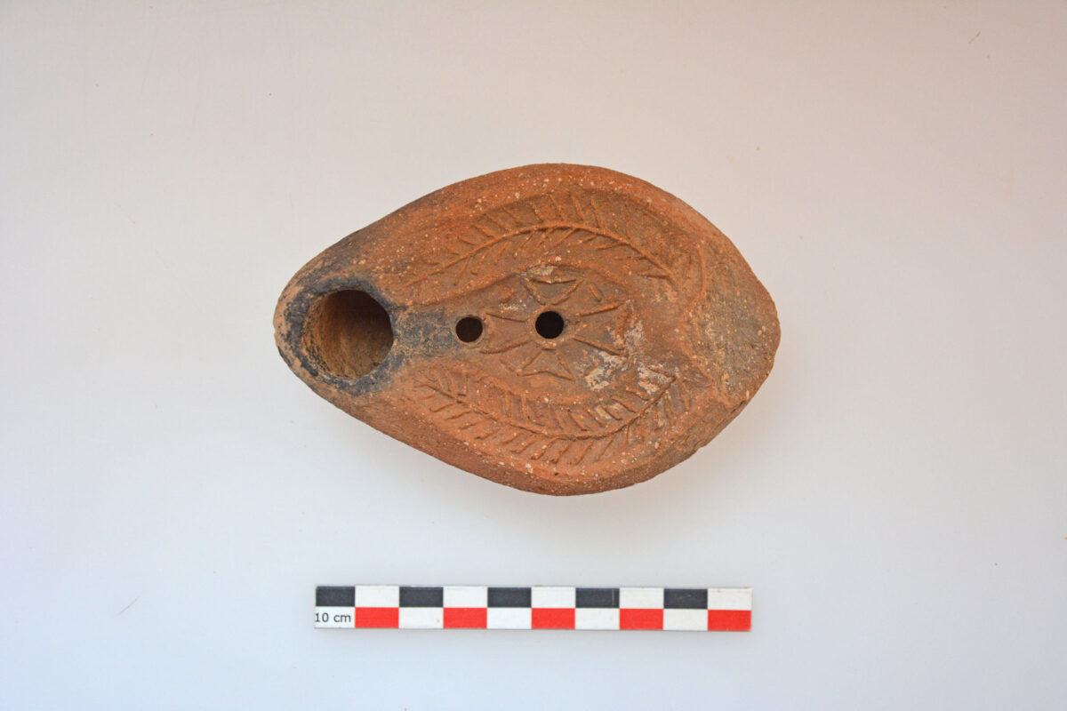 Εικ. 7. Πήλινος παλαιοχριστιανικός λύχνος.