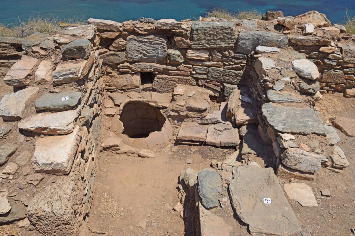 Εικ. 8. Χώρος Η. Άνω τμήμα αποθηκευτικού πίθου κατά χώραν.