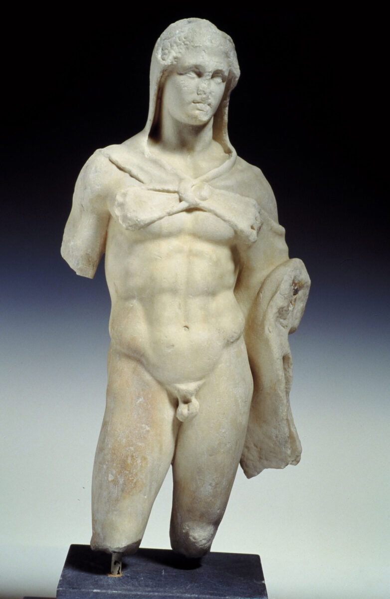 Άγαλμα γυμνού νεαρού Ηρακλή που ήρθε στο φως στην οδό Αιόλου το 1885. Σήμερα εκτίθεται στο Εθνικό Αρχαιολογικό Μουσείο (φωτ.: ΥΠΠΟΑ). 