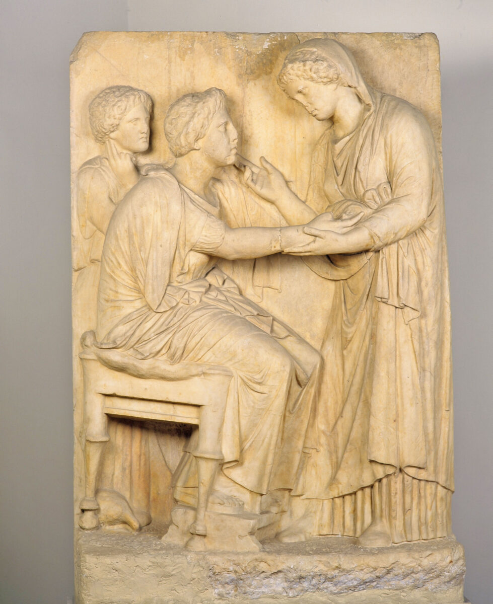 Επιτύμβια στήλη, γνωστή ως «στήλη του αποχαιρετισμού», που βρέθηκε επί της σημερινής οδού Αθηνάς. Σήμερα εκτίθεται στο Εθνικό Αρχαιολογικό Μουσείο (φωτ.: ΥΠΠΟΑ). 