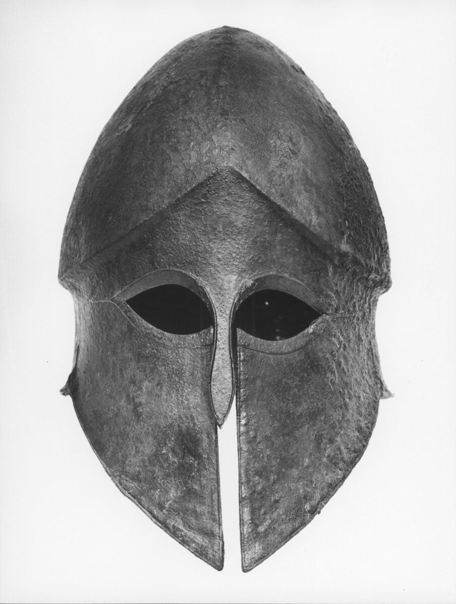 Χάλκινο κράνος κορινθιακού τύπου από την Ερμιόνη (5ος αι. π.Χ.). Φωτ.: ΥΠΠΟΑ.