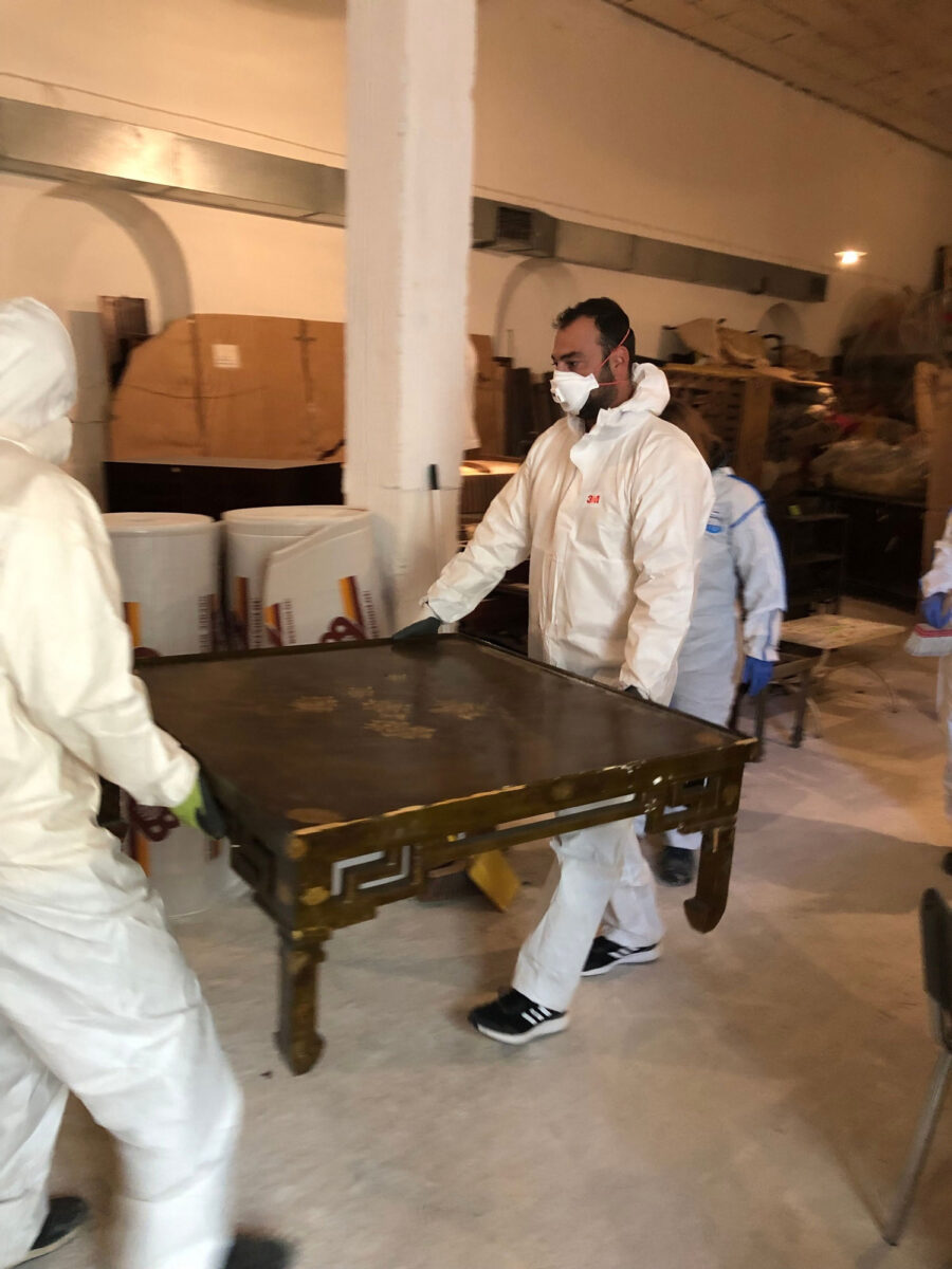 Εκκένωση του στάβλου (φωτ.: ΥΠΠΟΑ).