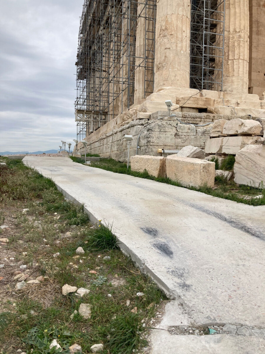 Η παλαιά διάστρωση στη Δυτική πλευρά του Παρθενώνα (φωτ.: ΥΠΠΟΑ).